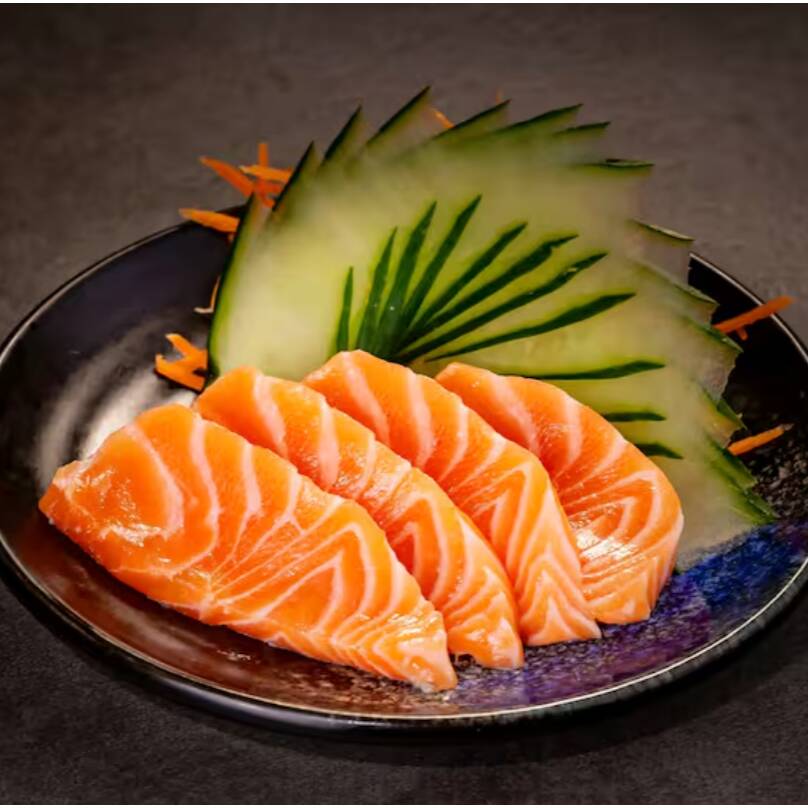 Saboreie nosso irresistível salmão em 10 fatias suculentas! Acompanha 2 molhos tare, 2 molhos shoyu e 1 hashi