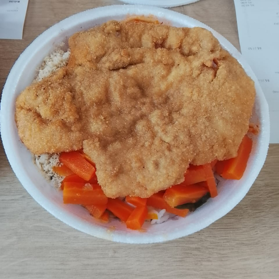 Marmita P de filé de frango à milanesa. Acompanha arroz soltinho, feijão temperadinho, macarrão delicioso, legumes refogados e farofa caseira