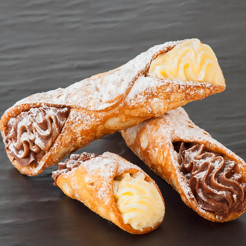 Delicie-se com nossos Canollis Sabores 100g, uma especialidade da categoria "Pães e Frios". Cada mordida revela deliciosos recheios de Doce de Leite cremoso, Ninho suave, Limão refrescante, Goiabada exótica e Brigadeiro irresistível. Uma combinação de sabores que promete encantar seu paladar e proporcionar uma experiência gastronômica única. Aprecie cada pedacinho dessa maravilha e sinta a verdadeira alma da confeitaria em cada detalhe. Os Canollis são a opção perfeita para quem busca por um lanche sofisticado e saboroso.