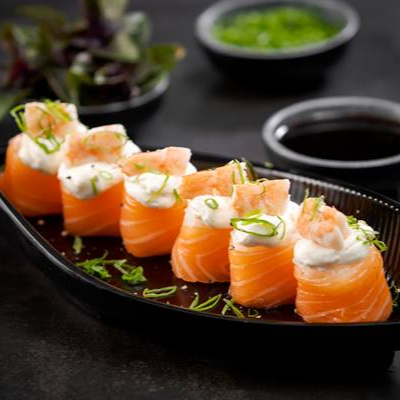 Shari de arroz envolvido com lâmina de salmão, recheado com camarão cozido e cream cheese.