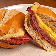Pão francês, salame, queijo