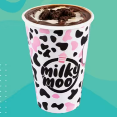 Milkshake feito com sorvete de baunilha, batido com Brownie e borda de brigadeiro. Brownie no topo. #doces #sobremesas #brownie #chocolate