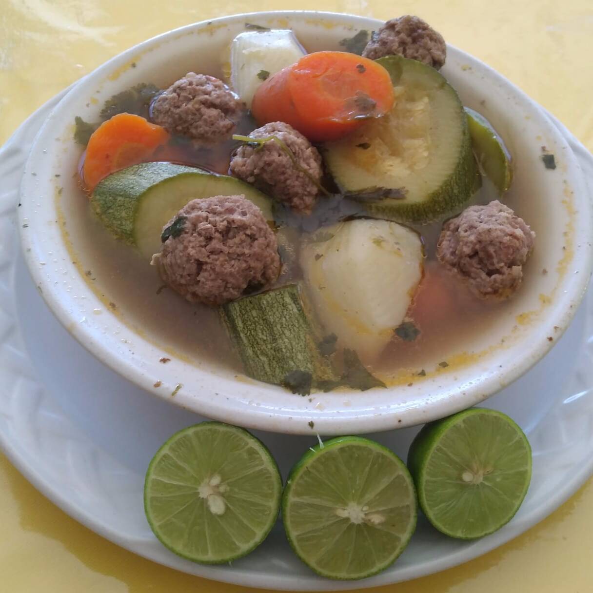 CALDO DE ALBONDIGAS DE RES
