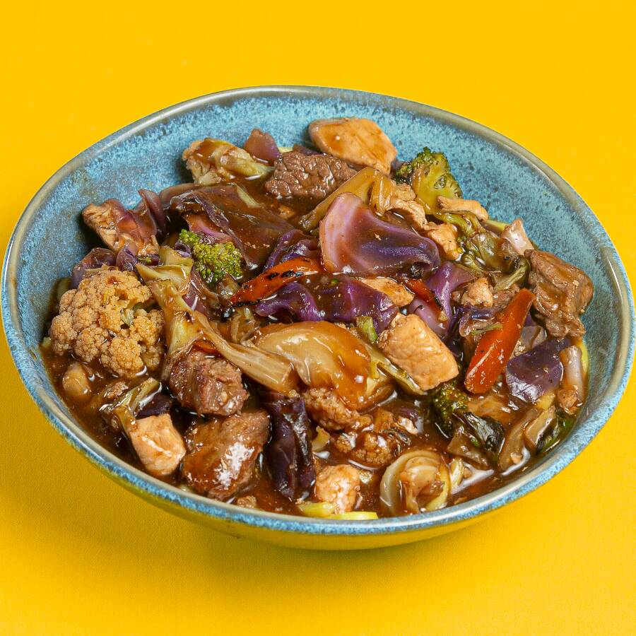 Macarrão, legumes frescos, frango e carne bovina refogados com o molho secreto 99 sushi (300g)