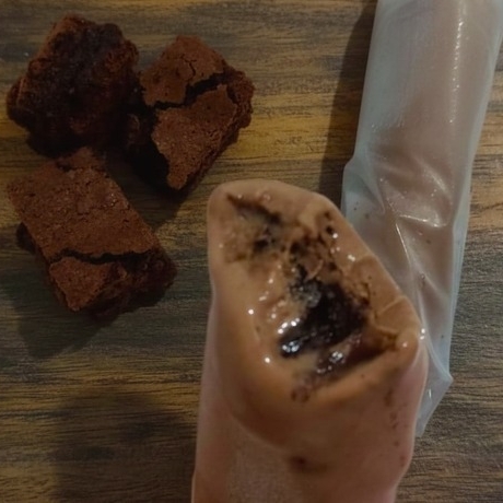 Delicioso creme condensado de chocolate, recheado com pedaços do melhor Brownie.