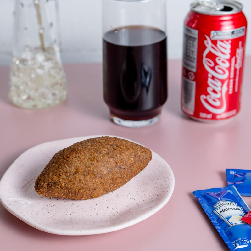 Kibe tradicional, crocante por fora e suculento por dentro. Acompanha uma Coca-Cola geladinha.