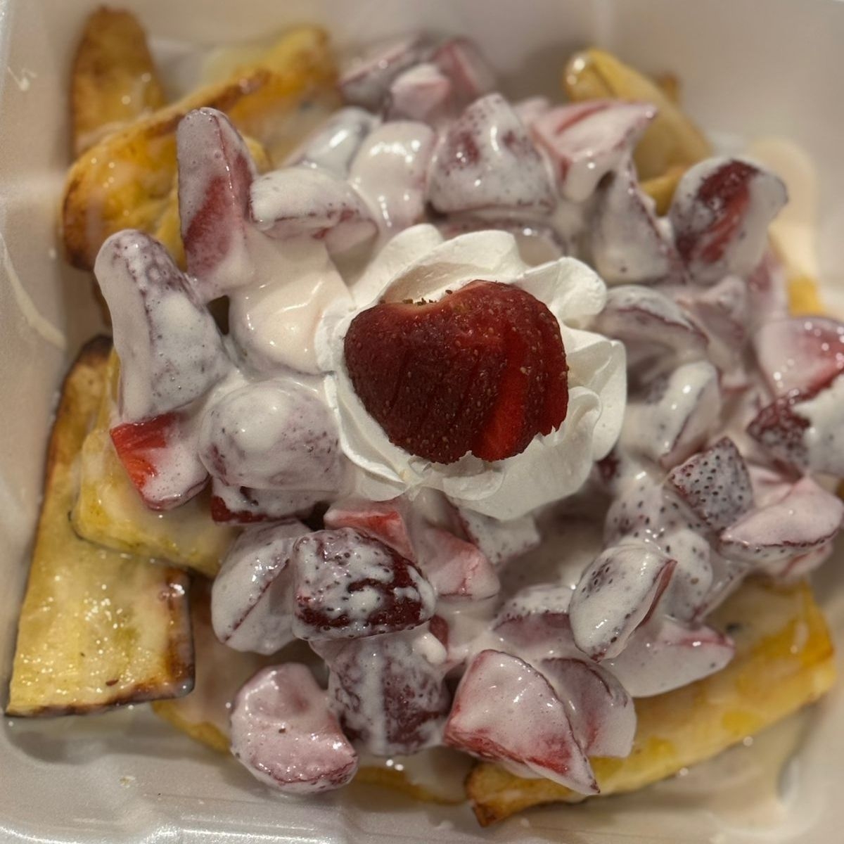 PLATANO FRITO CON FRESAS CON CREMA