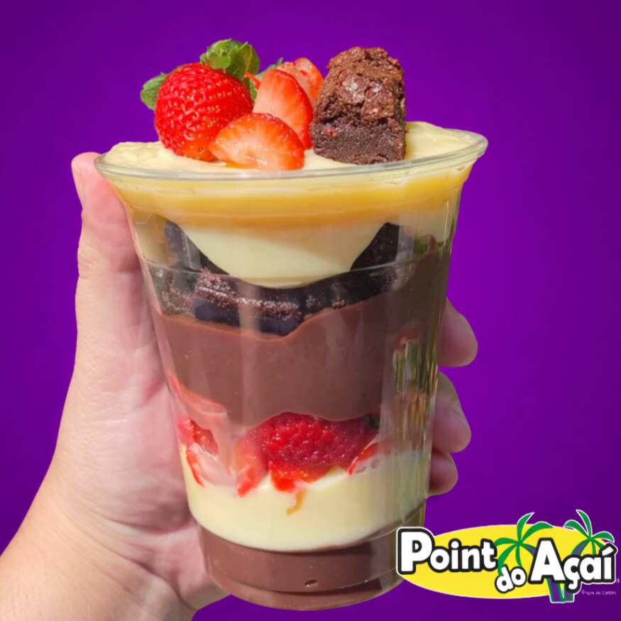 400ml de pura felicidade acompanhado de chocolate meio amargo,uva, paçoca e mousse de morango