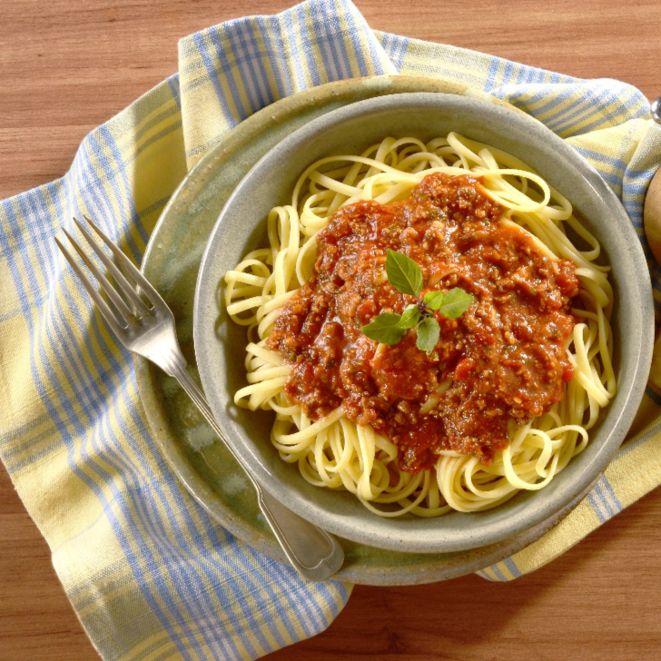 Spaghetti de sêmola, carne moida selecionada, molho pomodoro, cebolinha, parmesão ralado