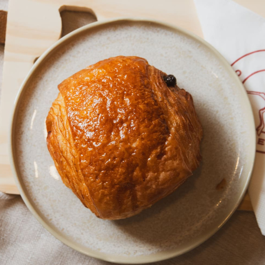 Com massa folhada leve e amanteigada, o pain au chocolat revela em seu interior pedaços generosos de chocolate derretido e oferece uma experiência irresistível a cada mordida. Ideal para acompanhar um cappuccino ou para se transportar em pensamento para a França.