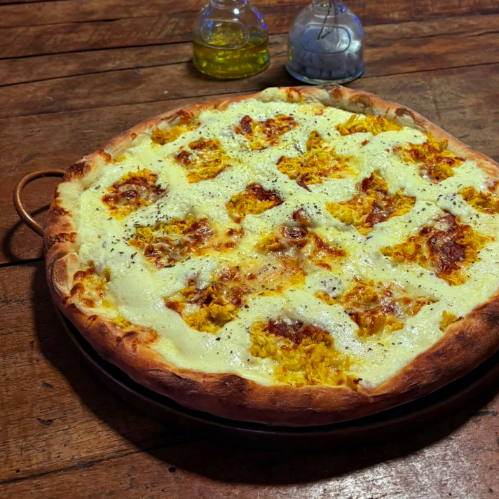 molho pomodoro, muçarela, frangO COM CATUPIRY