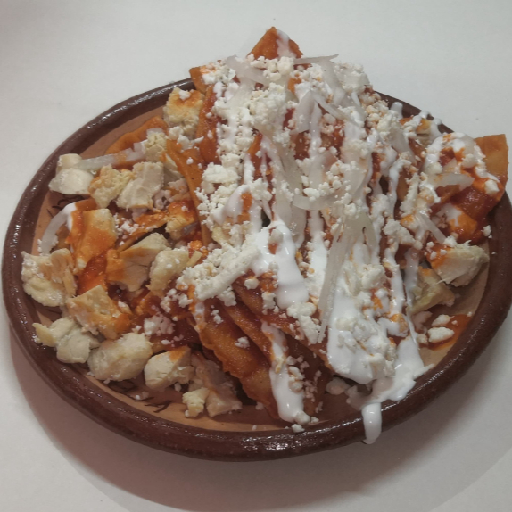 CHILAQUILES ROJOS CON PECHUGA