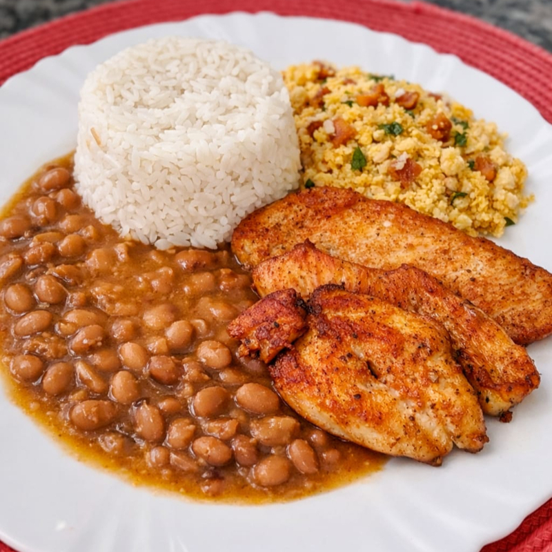 Marmita composta por filé de frango, arroz, feijão de caldo, farofa e ovo frito.