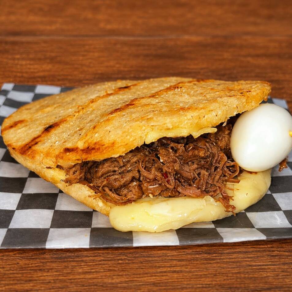 Arepa Sencilla de Queso y Carne