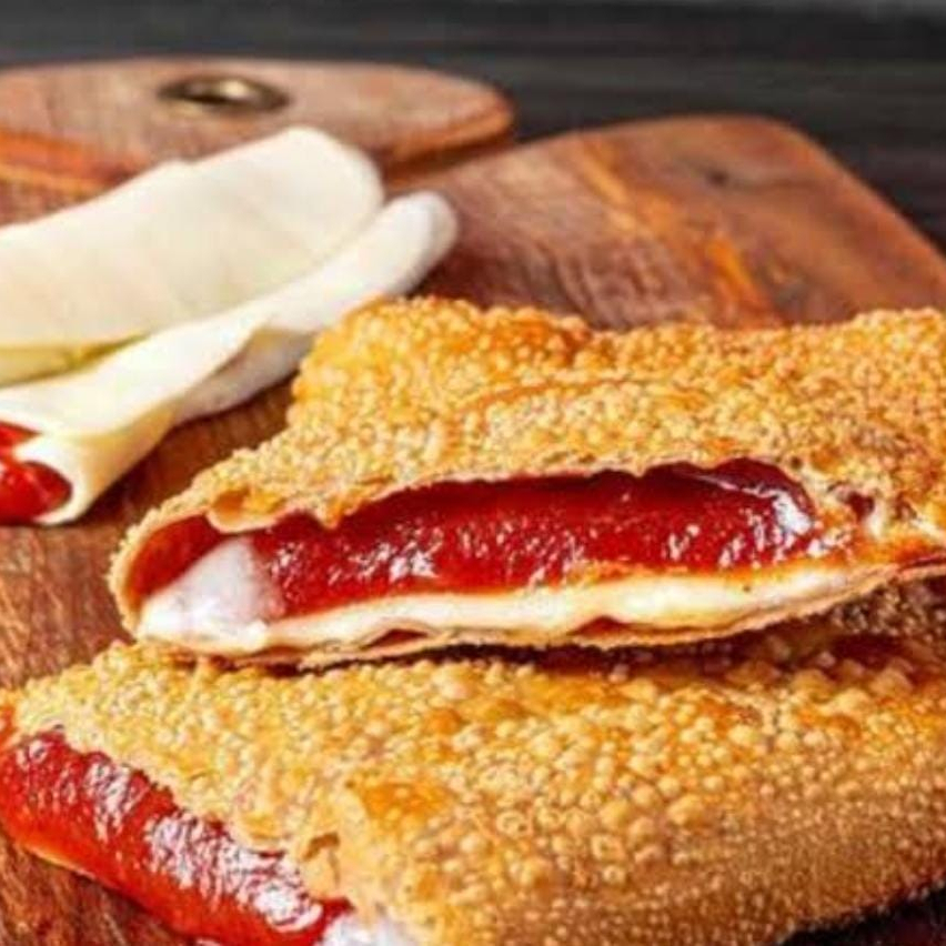 Pastel doce de 20 cm com recheio clássico de goiabada cremosa e queijo derretido! 😋 Massa crocante por fora, sabor irresistível por dentro — o verdadeiro amor em forma de pastel! 💘