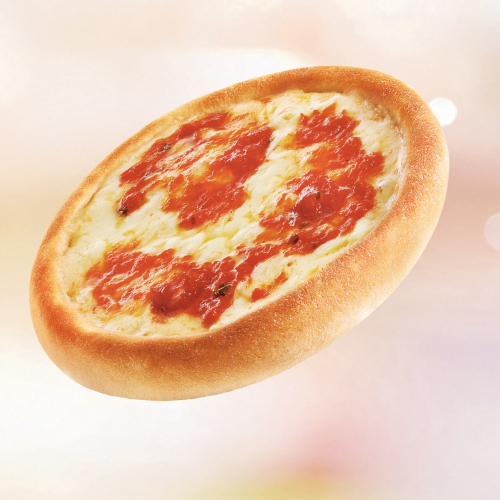 Queijo mussarela ao molho concassê e um toque de manjericão.