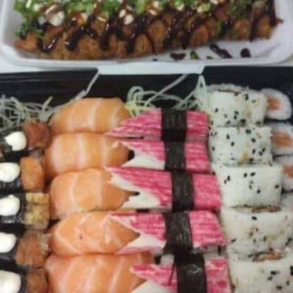 15 niguiri misto, 10 hot holl, 05 uramki skin, 05 hossomaki de salmão