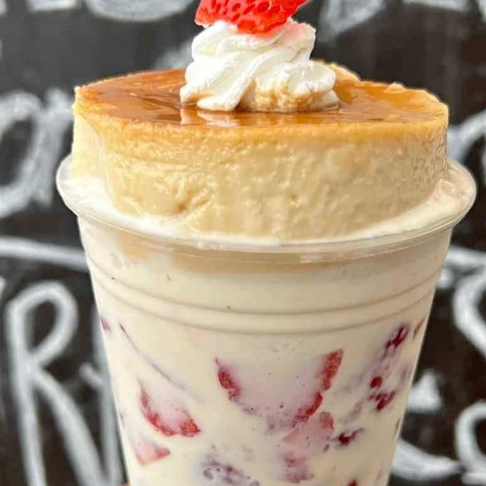 Fresas Con Crema y Flan Napolitano.