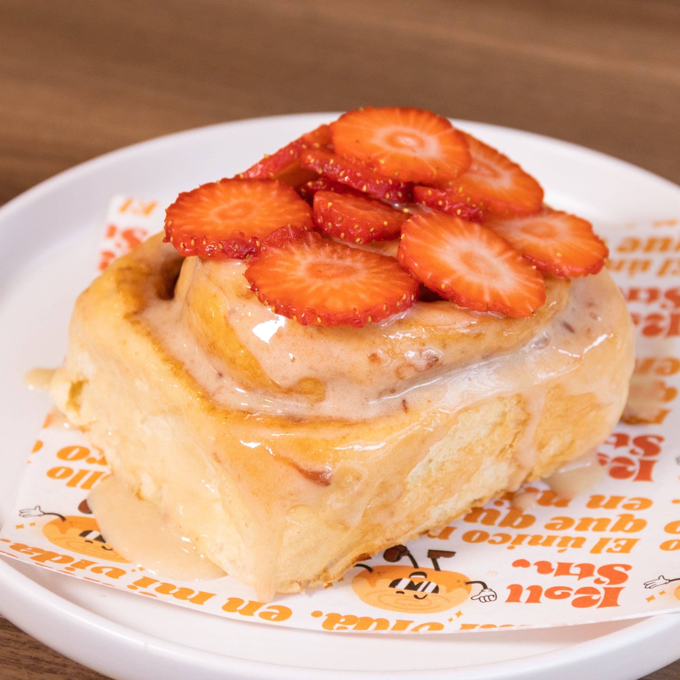 Rol Glaseado de Fresa y Fresas Naturales