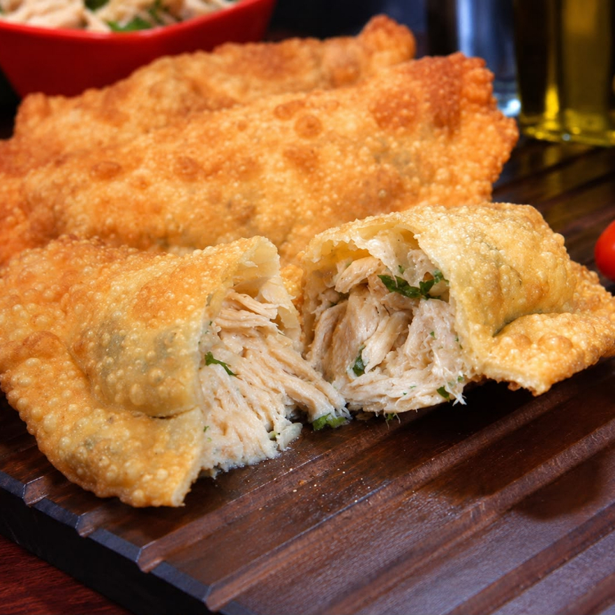 Frango com queijo mussarela e requeijão.