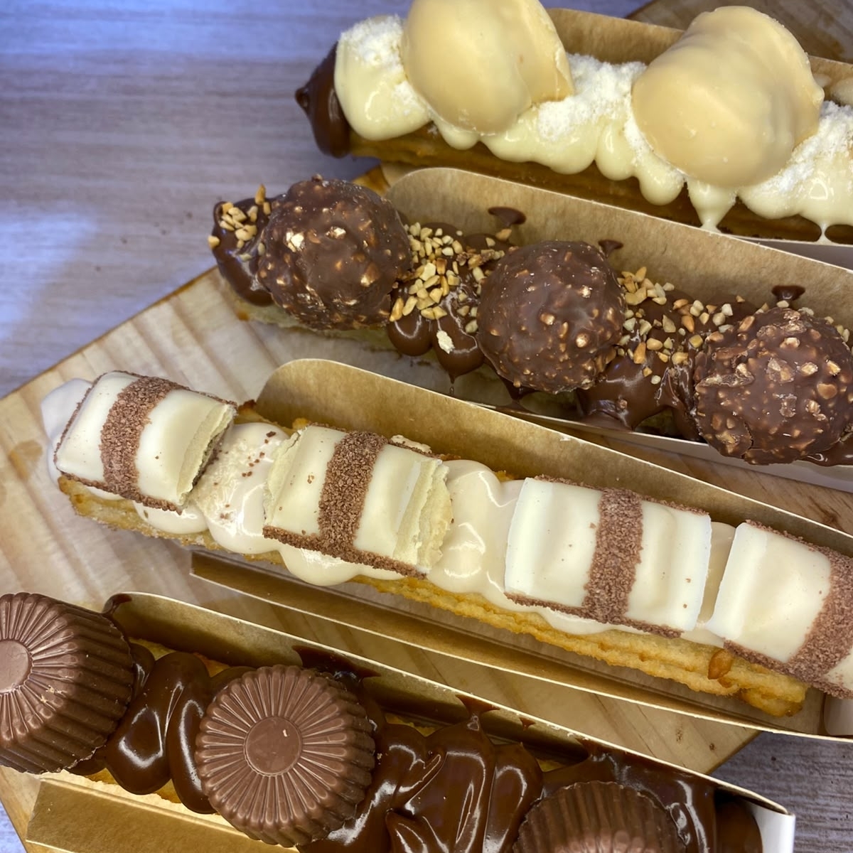 Churros de massa fresca, artesanal, feita todos os dias, bem fritinho e crocante, envolvido em açucar e canela, personalizado com os recheios, granulado e bombom de sua preferencia.