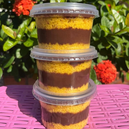 Camadas de bolo de cenoura fofinho combinadas com o clássico brigadeiro de chocolate cremoso. 👉 Uma união perfeita entre o sabor caseiro e o toque irresistível do chocolate. Tamanho individual – ideal para saborear ou presentear.