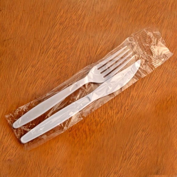Talher descartável : garfo e Faca.