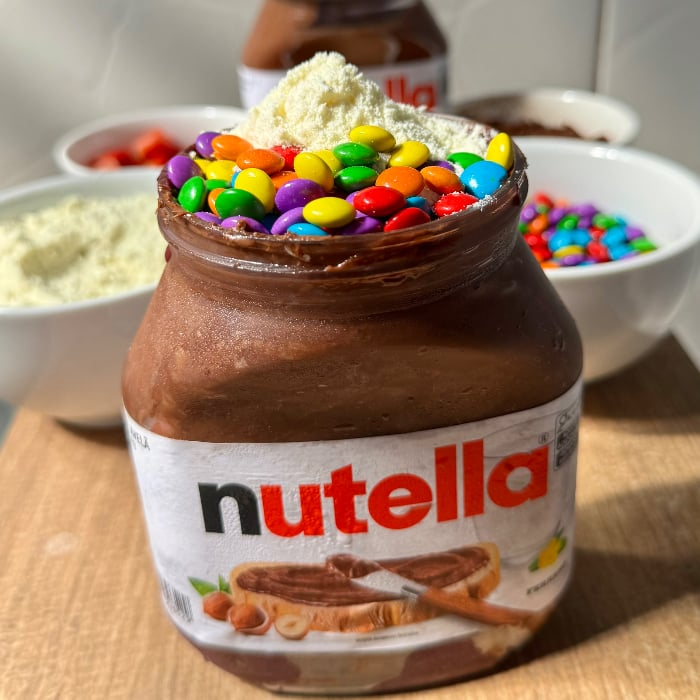 O paraíso para quem não vive sem Nutella! 650ml de açaí mergulhado em uma dose generosa do verdadeiro creme de avelã. Açaí, leite em pó, leite condensado e borda de Nutella no pote de 700ml