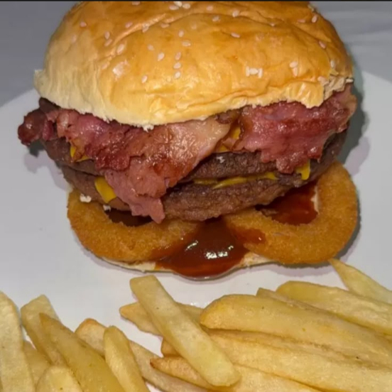 BURGUER DOBLE WESTER BACON CON PAPAS