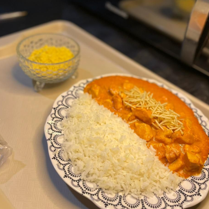 Clássico strogonoff de frango com molho cremoso de creme de leite, servido com arroz e batata palha.