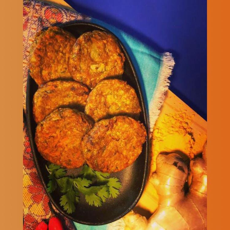 Porção (6) bolinhos picantes de legumes com gengibre