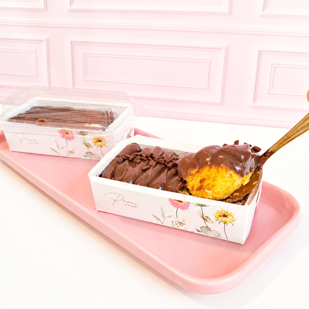 Bolo de cenoura fofinho feito com cenouras selecionadas, com uma cobertura de brigadeiro ao leite finalizado com granulado de chocolate ao leite. Peso 130 GR
