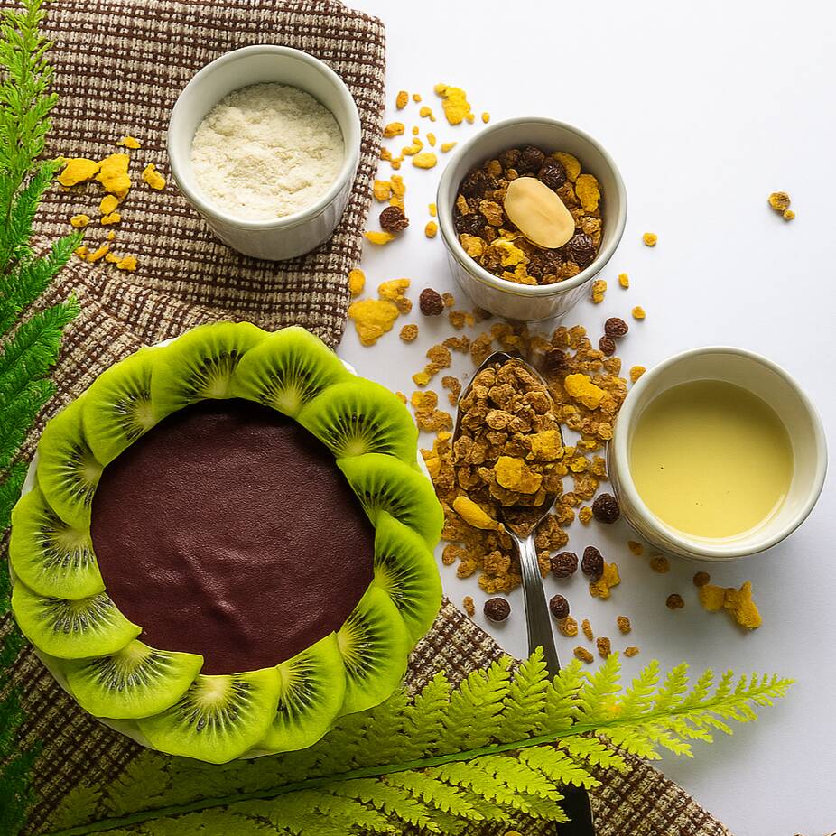 Delicioso creme de açaí natural, Fruta, granola, leite em pó e leite condensado. Acompanhamentos: 1 Sachê de Leite em Pó 25g 1 Sachê de Granola a sua escolha 30g 1 Pote de leite condensado 40g Obs: Todos Acrescimos São Enviados Separados Do Açaí.