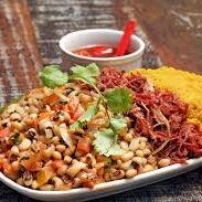 Arrumadinho de carne de sol preparado com carne macia e desfiada, dessalgada no ponto certo e refogada com temperos tradicionais. Acompanha feijão-verde, farofa crocante, vinagrete fresco e arroz, formando uma combinação típica, cheia de sabor e identidade nordestina. Um prato bem servido, rústico e irresistível, perfeito para quem aprecia comida regional feita com capricho