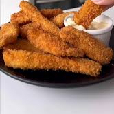 Arroz, Feijão, Macarrão e Farofa. Acompanha salada do Dia.