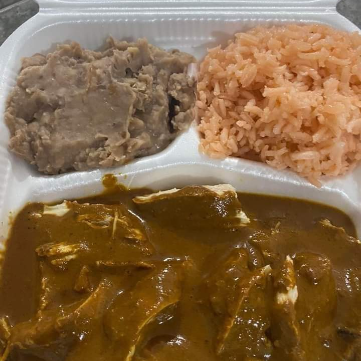 Mole con Arroz y Frijoles