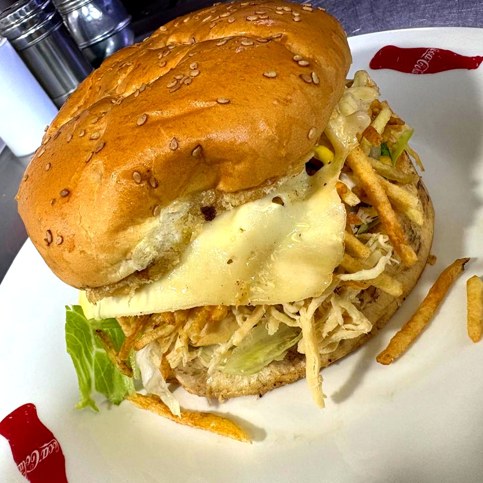 Sandwich pollo desilachado + Inka Cola 600 ML