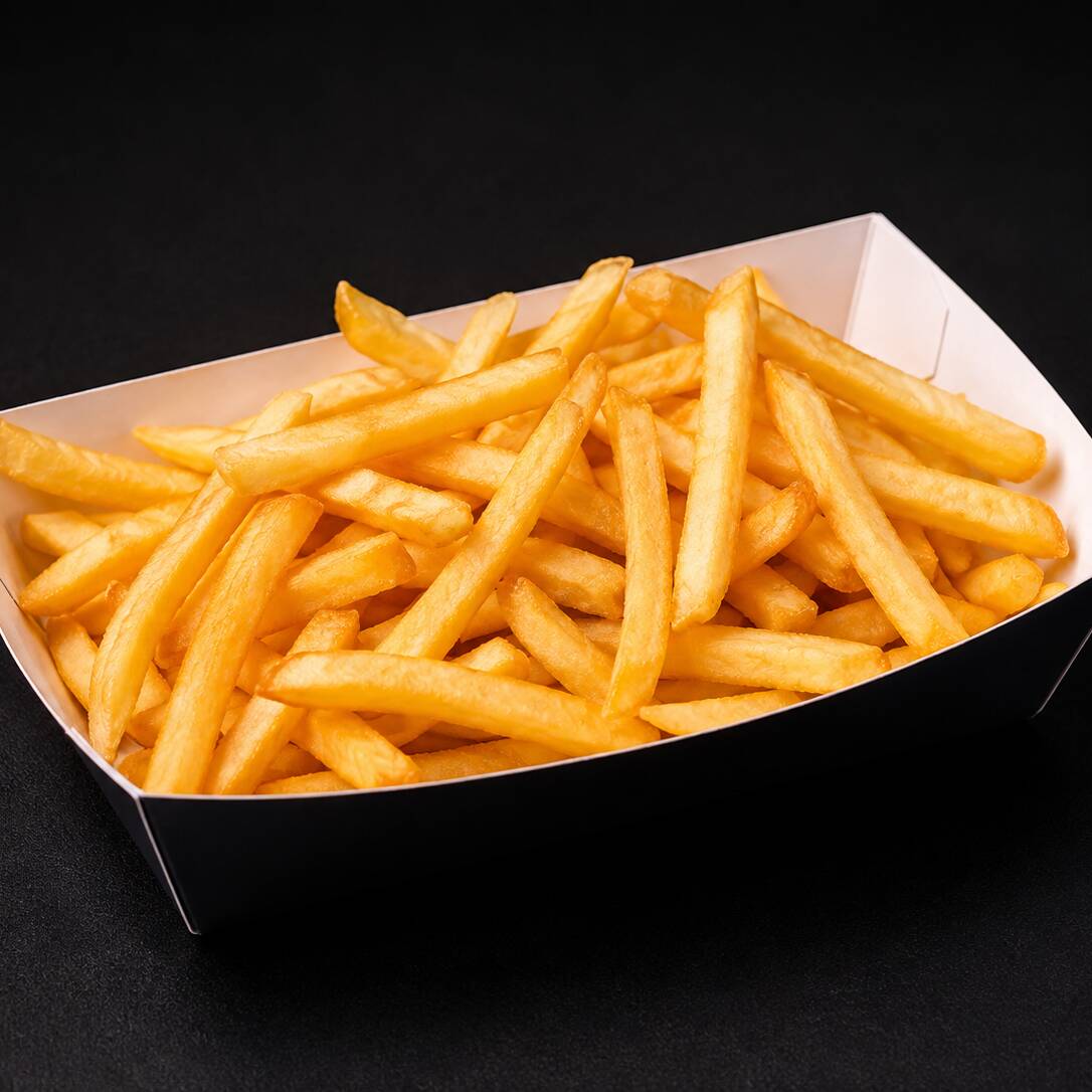 Porção de batata frita, dourada, crocante por fora e macia por dentro. Perfeita para acompanhar seus drinks ou compartilhar.