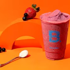 Leite, whey de baunilha, morango e mirtilo. (27g proteína e apenas 206 kcal) *500ml