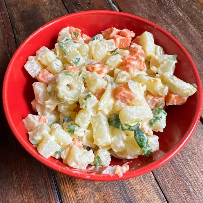 Experimente nossa deliciosa maionese caseira com batatas, cenoura, milho azeitonas sem caroço, ovos cozidos, cebola raladinha, salsinha porção 250g serve 2 pessoas.