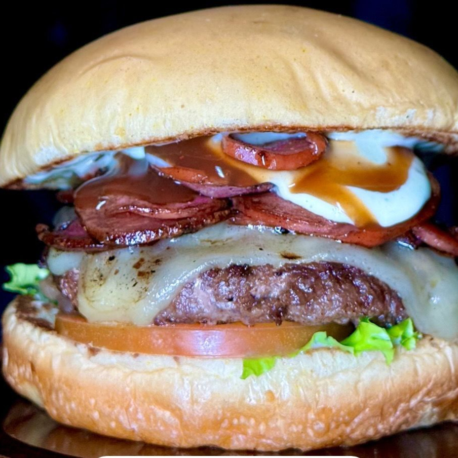 Pão amanteigado levemente selado, Carne Artesanal 120g,Calabresa, Queijo mussarela, Um leve toque de barbecue, Alface, Tomate, cebola caramelizada e nossa deliciosa Maionese caseira
