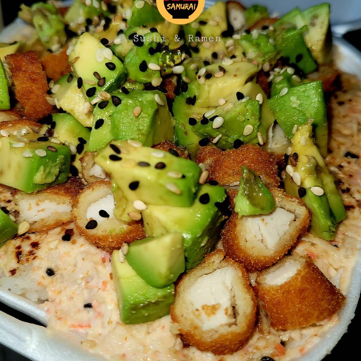 GOHAN CON POLLO EMPANIZADO Y AGUACATE