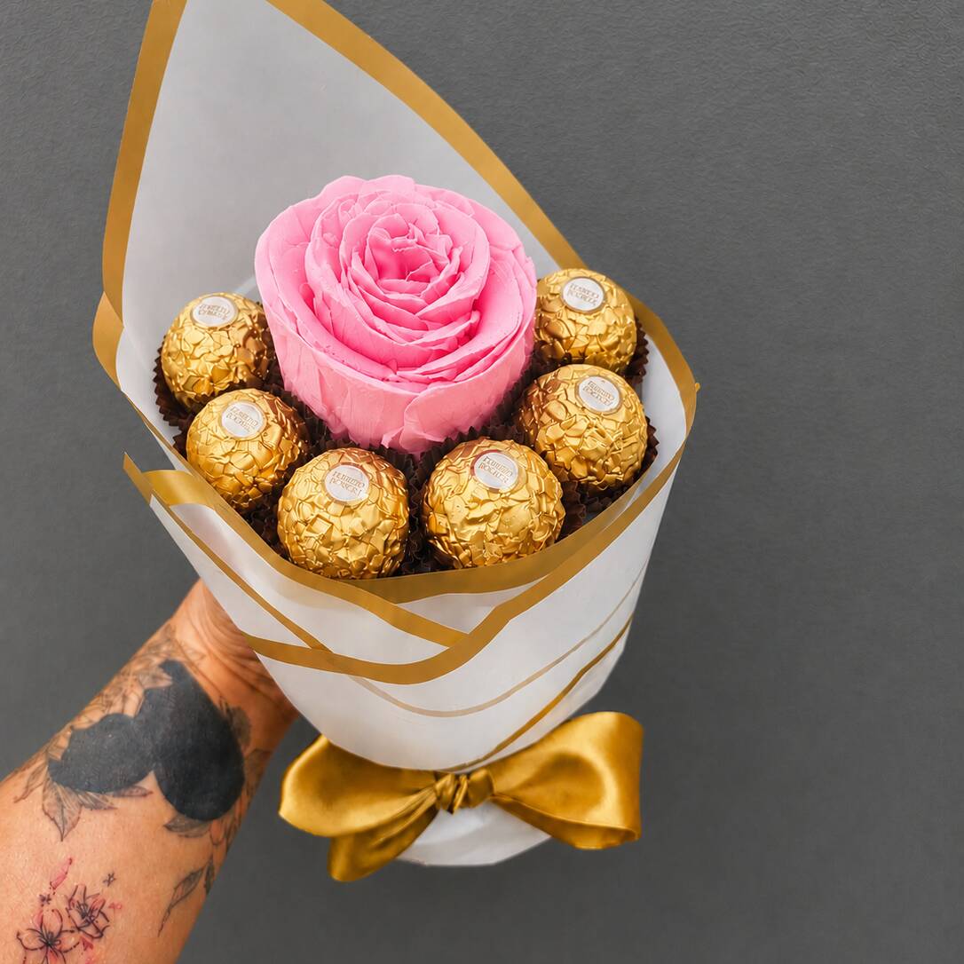 Encante quem você ama com um presente sofisticado e irresistível!
Nosso buquê é composto por 1 linda rosa de cetim artesanal ️ + 6 deliciosos bombons Ferrero Rocher, embalados com muito carinho em uma apresentação elegante e apaixonante.
Perfeito para:
• Presentear em datas especiais
• Surpreender quem você ama
• Aniversários, Dia dos Namorados e momentos inesquecíveis
Um presente delicado, elegante e delicioso em cada detalhe!
Encante quem você ama com um presente sofisticado e irresistível!
Nosso buquê é composto por 1 linda rosa de cetim artesanal ️ + 6 deliciosos bombons Ferrero Rocher, embalados com muito carinho em uma apresentação elegante e apaixonante.
Perfeito para:
• Presentear em datas especiais
• Surpreender quem você ama
• Aniversários, Dia dos Namorados e momentos inesquecíveis
Um presente delicado, elegante e delicioso em cada detalhe!
---tags---
#presentes
#mimos
#buques
#buquêdeflores
#rosasdecetim
#rosas
#flores
#presentescriativos
#presenteperfeito