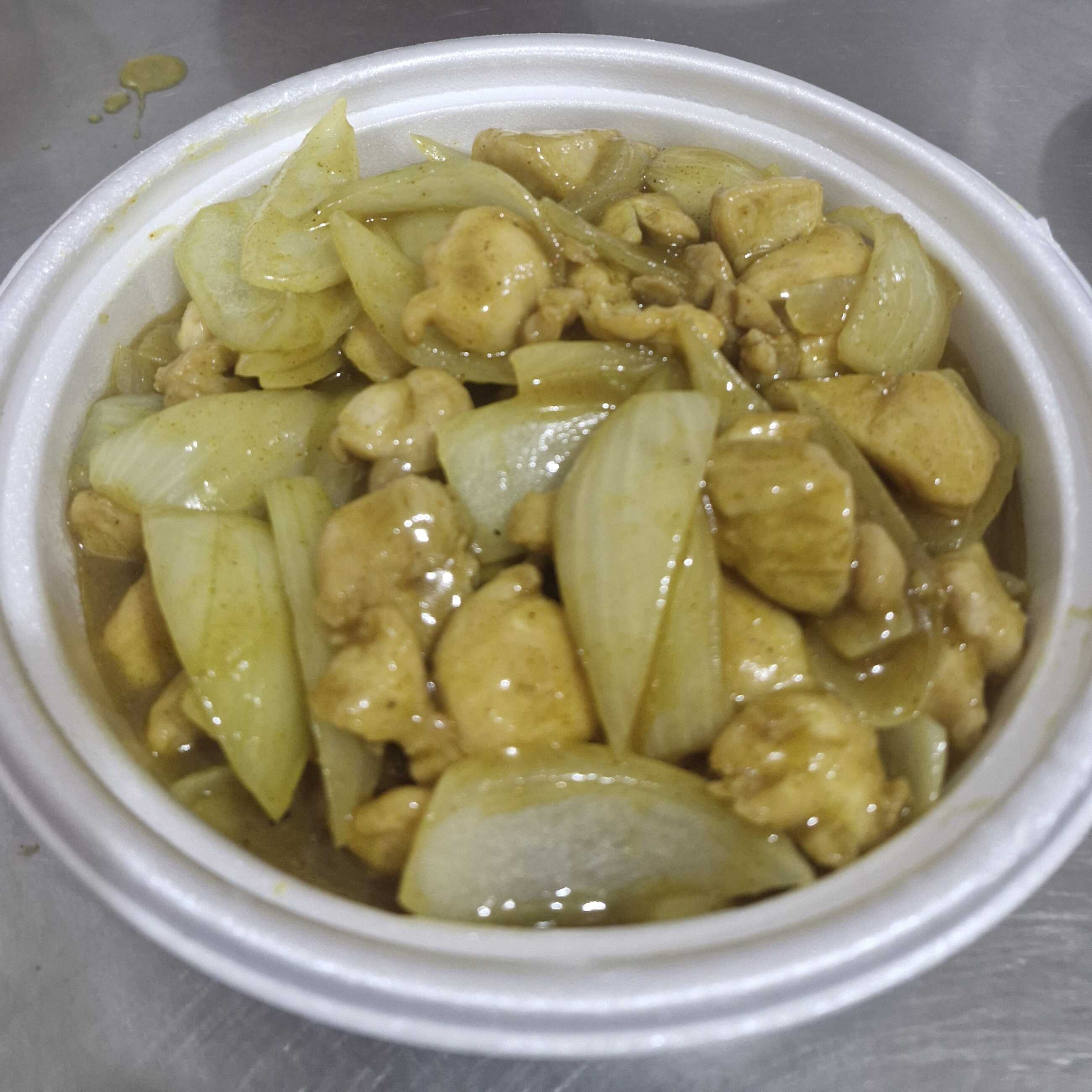 Cubos de frango com cebola ao molho curry apimentado.