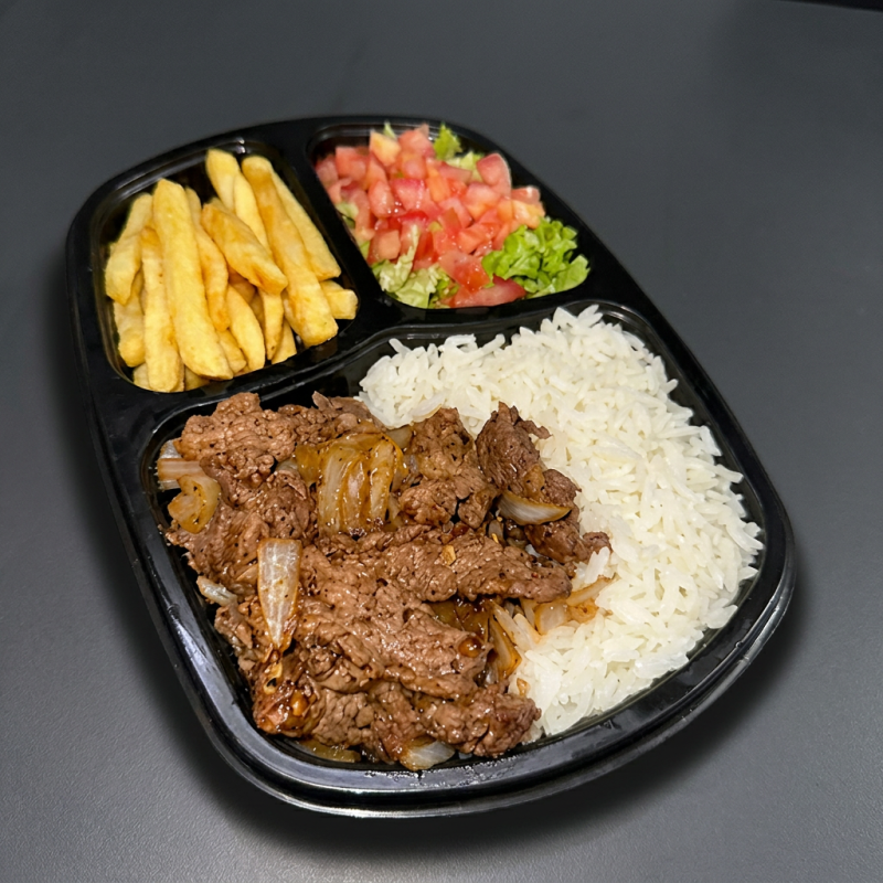 BIFE DE CONTRA FILÉ DE CARNE BOVINA COM CEBOLA DOURADA, SERVIDO COM ARROZ, BATATA FRITA E SALADA.