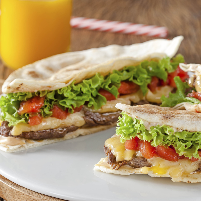 Carne Ao Ponto, 4 Fatias de Mussarela, 2 Ovos Bem Servidos, Alface e Tomate No Pão Sírio Leve e Saboroso Que Satisfaz de Verdade!