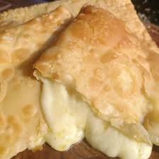 Pastel recheado com muito queijo