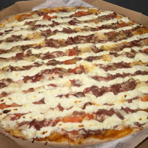 Deliciosa pizza artesanal de carne seca com cream Cheese, 08 fatias, feita com massa fina e tradicional , coberta com molho caseiro , mussarela, carne seca, tomate, cebola e finalizada com cream cheese, azeitona e orégano.