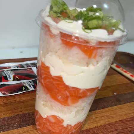Salmão em cubos , arroz creme cheese e cebolinha