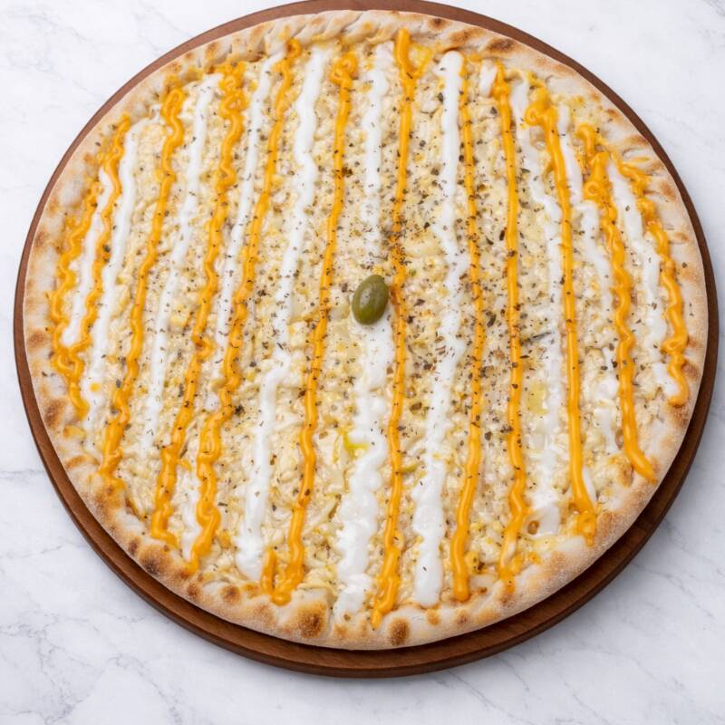 Massa da casa, molho de tomate, mussarela, tomate, orégano, azeitona verde, Catupiry e cheddar.